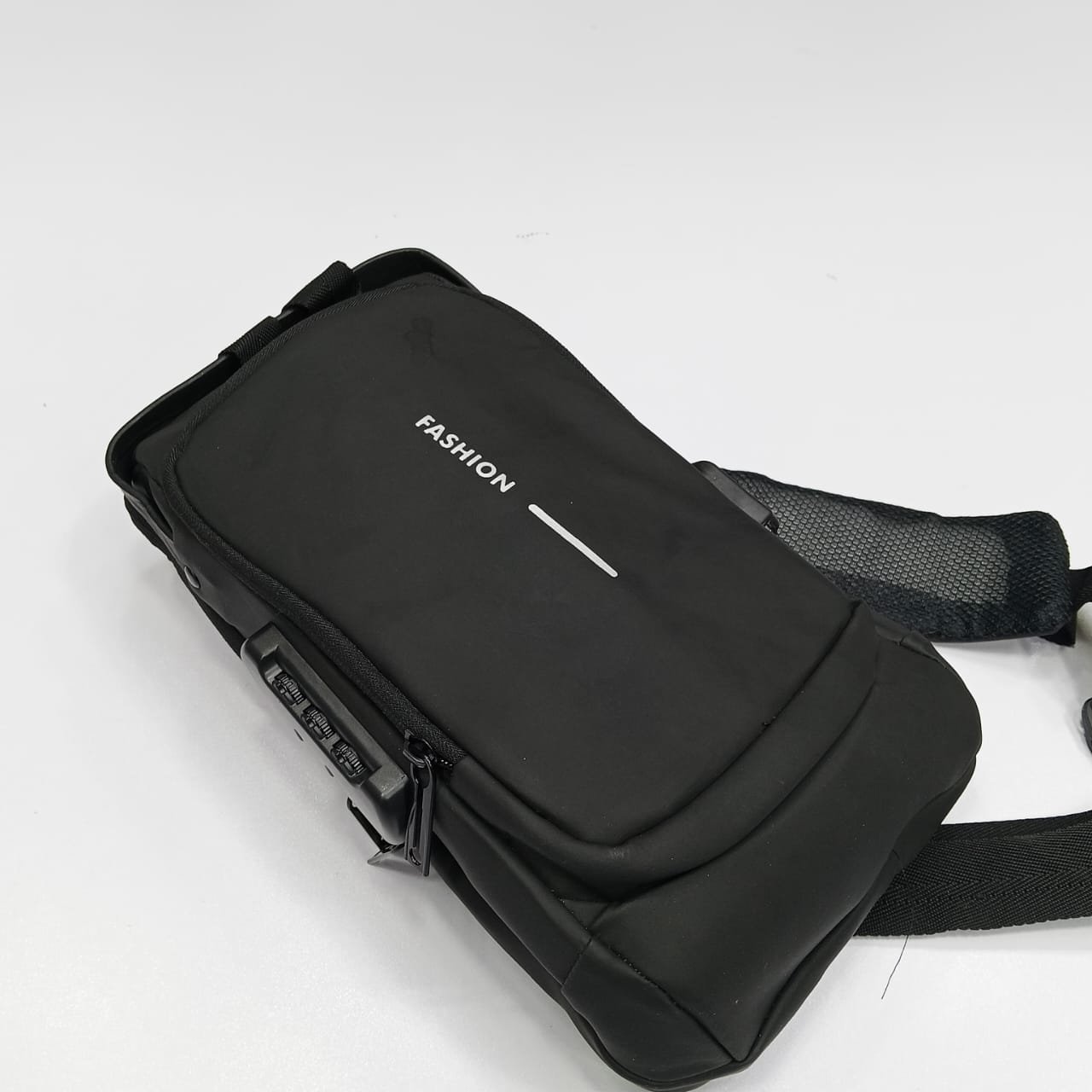 USB charging sport sling Anti-theft shoulder bag (Black) - Image 2