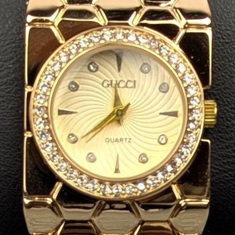 Elegant Golden Ladies Quartz Watch with Crystal Bezel – Premium Bracelet Design (Golden Dial) - Image 5