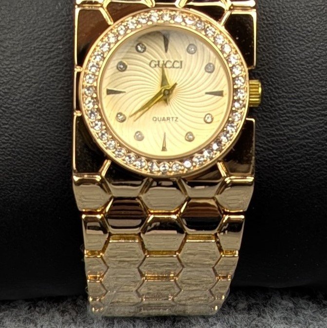 Elegant Golden Ladies Quartz Watch with Crystal Bezel – Premium Bracelet Design (Golden Dial) - Image 3