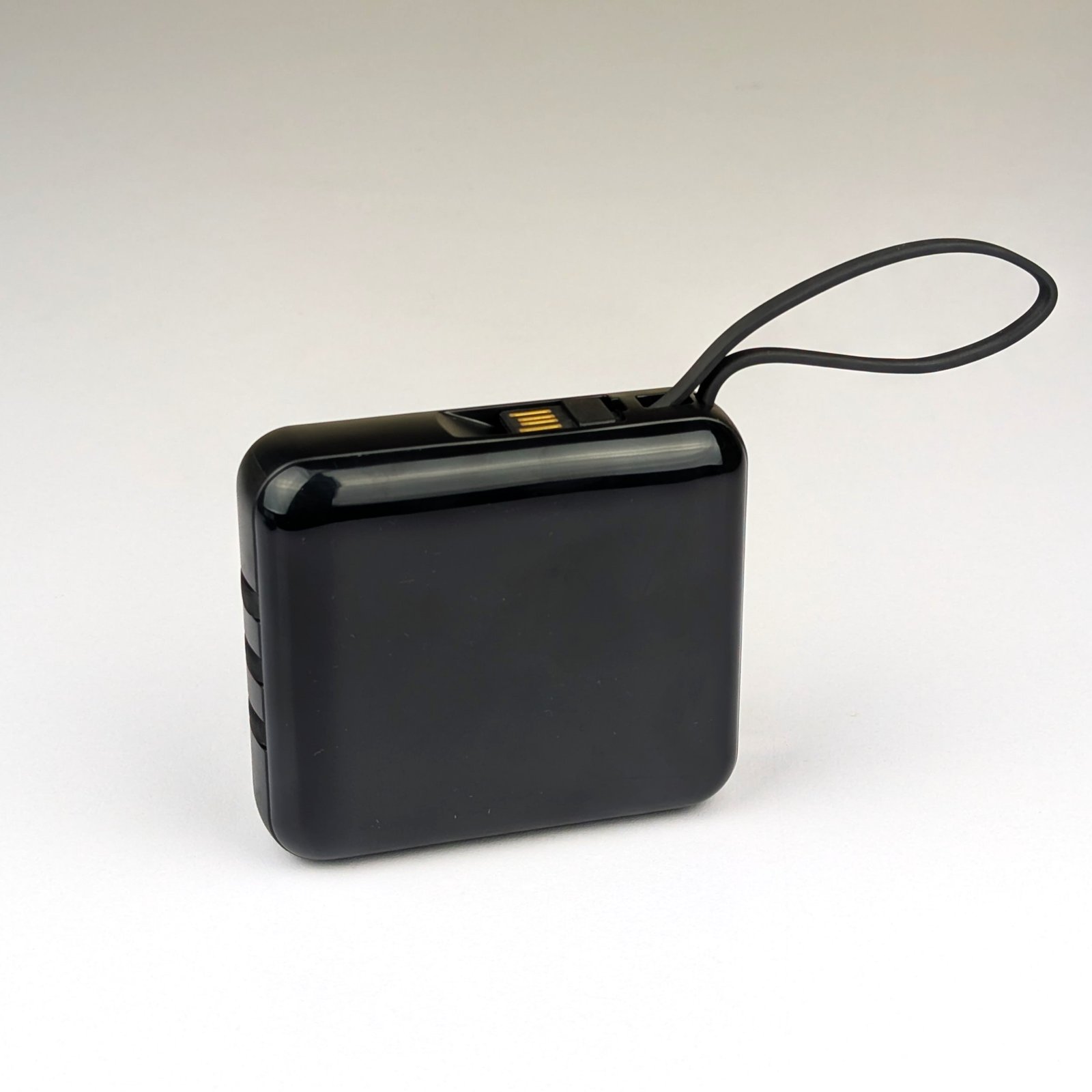 Smart Fast Charge Power Bank (10000mAh, Multi Cable Built-in) - Image 2